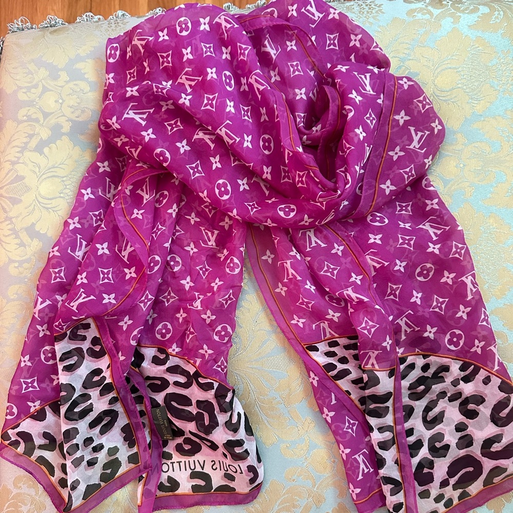 Louis Vuitton, elegant pink scarf